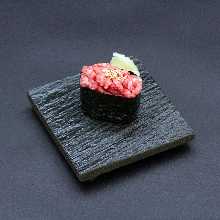 Tartare Gunkan sushi rolls