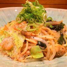 Yakisoba noodles with seafood