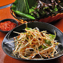 Thinly sliced Japanese leek (topping)