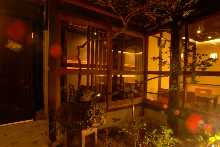 The nighttime scenery of the courtyard garden.