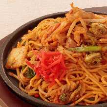 Yakisoba noodles with pork and kimchi