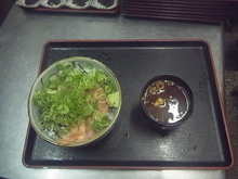 Raw fatty tuna and spring onion rice bowl