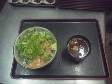 Raw fatty tuna and spring onion rice bowl