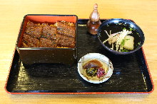 Eel served over rice in a lacquered box