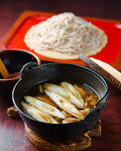 Buckwheat noodles served on a bamboo strainer with chicken