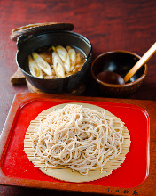 Buckwheat noodles served on a bamboo strainer with duck