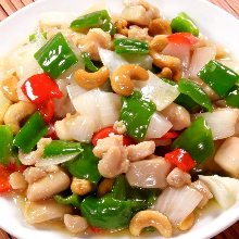 Stir-fried chicken and cashew nuts