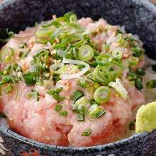 Raw fatty tuna and spring onion rice bowl