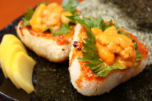 Grilled rice ball topped with sea urchin