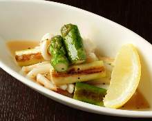 Grilled squid and asparagus with salt and butter