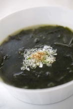 Wakame seaweed soup