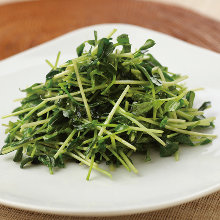 Stir-fried Chinese cabbage and garlic with salt