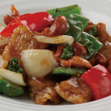 Stir-fried chicken and cashew nuts