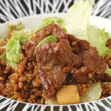 Fried rice with beef and lettuce