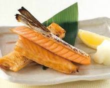 Salmon grilled with salt