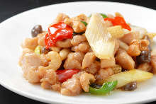 Stir-fried chicken and cashew nuts