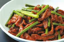 Stir-fried beef and garlic scapes