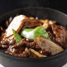 Stir-fried beef with black peppers