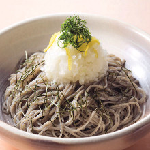 Buckwheat noodles with grated daikon radish