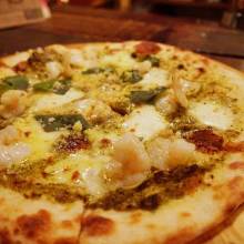 Shrimp and basil sauce pizza