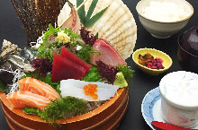 Assorted sashimi