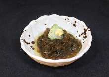 Mozuku seaweed dressed with vinegar