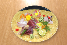 Assorted sashimi