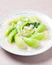 Stir-fried Chinese cabbage and garlic with salt