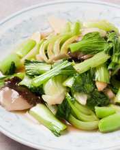 Stir-fried Chinese cabbage and garlic with salt