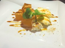 Warabimochi (bracken-starch dumpling covered in sweet, toasted soybean flour)