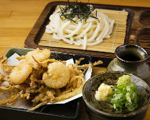 Wheat noodles served on a bamboo strainer with mixed tempura