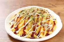 Tonpei-yaki (stir-fried cabbage and meat topped with egg)