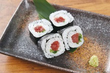 Tuna sushi rolls