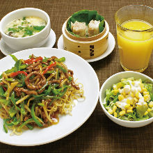 Thinly-sliced, stir-fried beef with green pepper