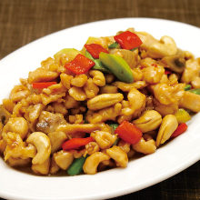 Stir-fried chicken and cashew nuts