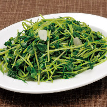 Stir-fried Chinese cabbage and garlic with salt