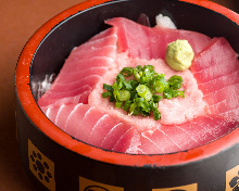 Raw fatty tuna and spring onion rice bowl