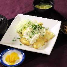 Fried chicken with vinegar and tartar sauce