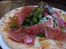 Prosciutto and vegetable pizza