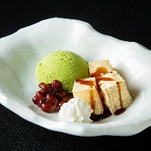 Warabimochi (bracken-starch dumplings) and ice cream