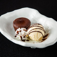 Fondant au chocolat and vanilla ice cream