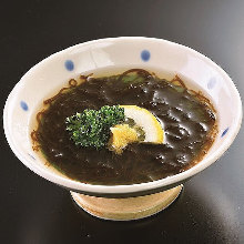 Mozuku seaweed dressed with vinegar