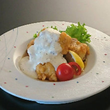 Fried chicken with vinegar and tartar sauce