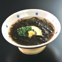 Mozuku seaweed dressed with vinegar