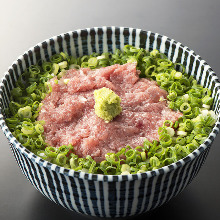 Raw fatty tuna and spring onion rice bowl