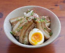 Simmered cubed meat rice bowl