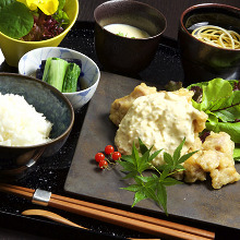 Fried chicken with vinegar and tartar sauce