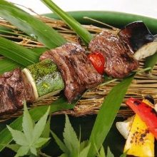 Grilled skewered beef sagari (hanging tender)