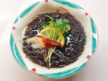 Mozuku seaweed dressed with vinegar