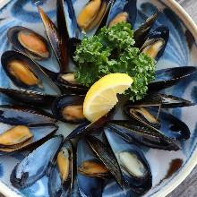 Awamori-steamed mussels